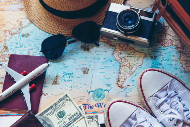 Pohled na cestovní příslušenství a předměty s batohu a návštěvy pro plánování cestovních dovolených na světě, kopírovací prostor. Cestovní a letní koncepce dovolené  - Fotografie, Obrázek