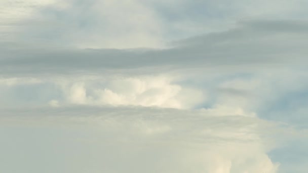 Tijdsverloop van wolken die bewegen met verschillende snelheden in de mooie luchten - Video