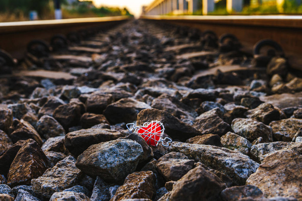 Красное сердце на каменной стопке на железнодорожном пути
 - Фото, изображение