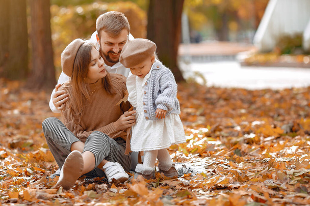 Rodzina z córeczką w jesiennym parku - Zdjęcie, obraz