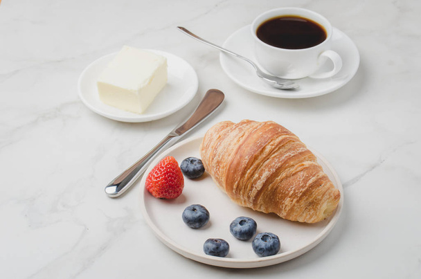 Finom reggeli friss kávéval, friss croissant és berr - Fotó, kép