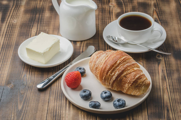 Delicious breakfast with fresh berries. Coffee cup, creamer and  - Foto, Bild