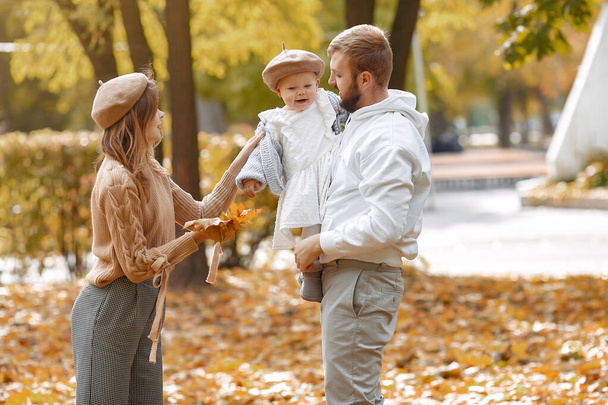 Família com pequena filha em um parque de outono - Foto, Imagem