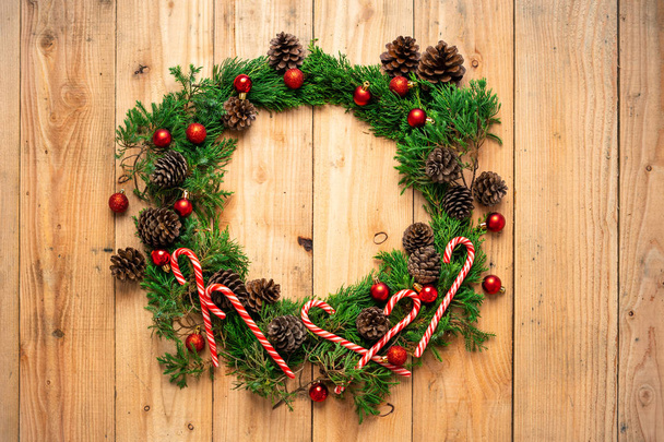 Різдво - Соснові шишки і гілки На дереві
 - Фото, зображення