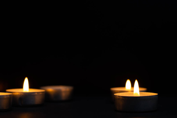 Begrafenisconcept vertegenwoordigd door warme kaarsen. Religieus concept. - Foto, afbeelding