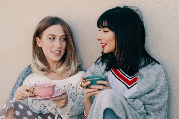 Dos chicas atractivas disfrutan de una fiesta de té
 - Foto, imagen