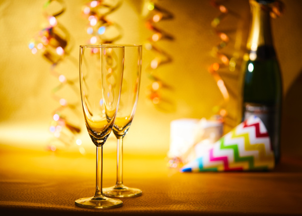 ποτήρια σαμπάνιας με διακοσμήσεις νέο έτος σε φόντο  - Φωτογραφία, εικόνα
