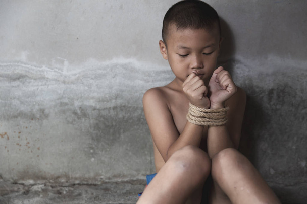 El niño está atado por una cuerda, Alto a la Violencia Infantil y la Trata de Personas
 - Foto, Imagen