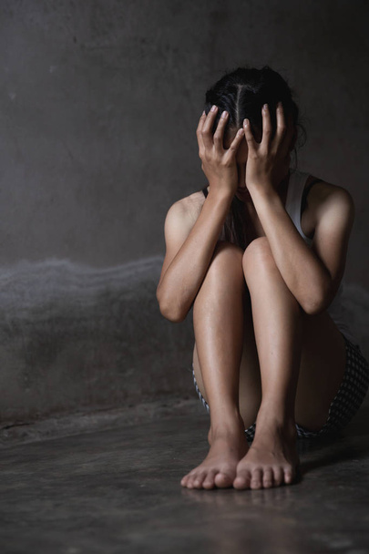Mujer joven que sufre de una depresión severa, Violencia doméstica
 - Foto, imagen