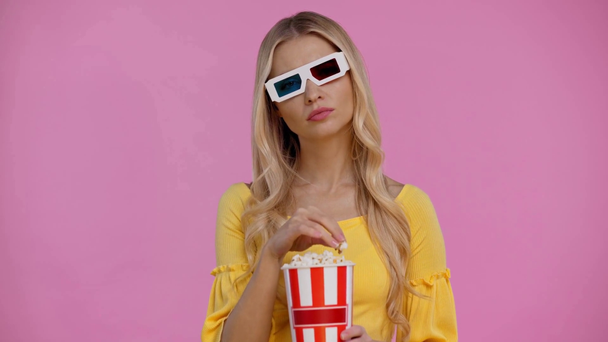 женщина ест попкорн в 3D очки изолированы на розовый
 - Кадры, видео