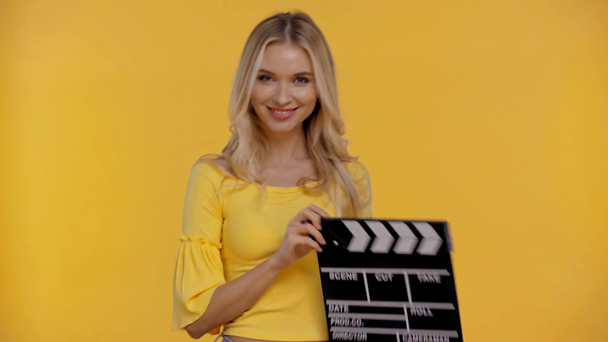 Lächelnde Frau mit gelbem Klappbrett - Filmmaterial, Video