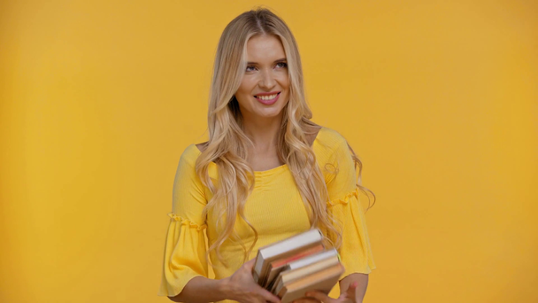 γυναίκα ανάγνωση βιβλίο απομονώνονται σε κίτρινο - Πλάνα, βίντεο