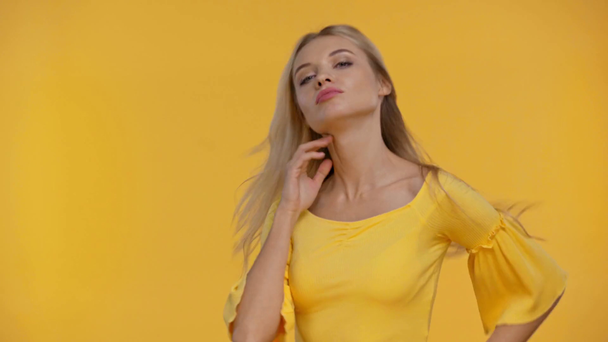Обрезанный вид мужчины с клапаном и женщины, позирующей в желтом
 - Кадры, видео