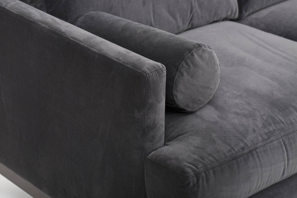 Sitze gemütliches Ledersofa, 2-sitziges modernes Sofa aus hellgrauem Stoff, 2-sitziges Sofa, Federkissen-Sofa, - Foto, Bild