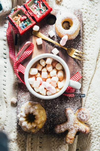 Warme marshmallow chocolade en gekruide Bundt cake - Foto, afbeelding