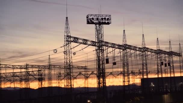 Elektrik hatları ve transformatörleri olan dağıtım elektrik santrali güzel günbatımı gökyüzüne karşı - Video, Çekim