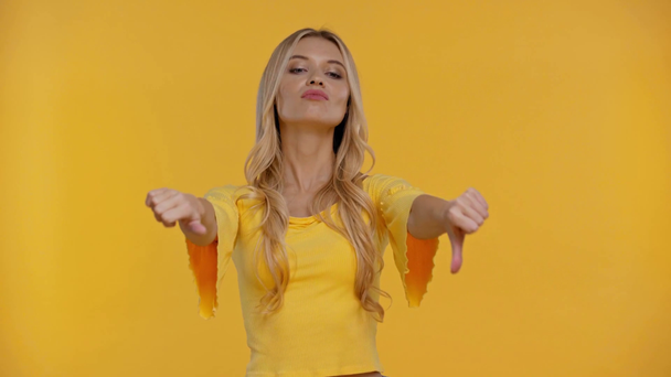 mulher apontando com o dedo, mostrando polegares para baixo isolado em amarelo
 - Filmagem, Vídeo