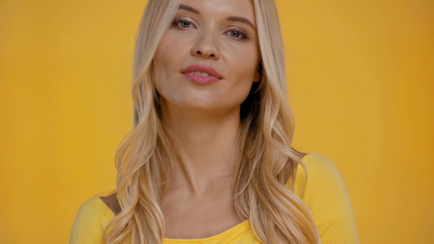 улыбающаяся женщина смотрит на камеру, изолированную желтым цветом
 - Кадры, видео