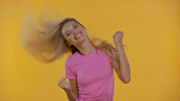 femme souriante montrant un geste oui isolé en jaune
 - Séquence, vidéo