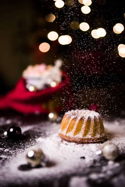 Teplé Vánoce doma se sladkým mini bundt dort - Fotografie, Obrázek