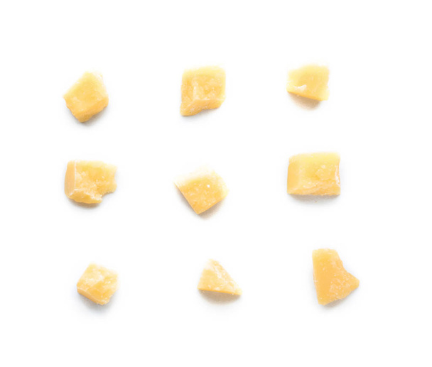 Stücke von leckerem Parmesan auf weißem Hintergrund - Foto, Bild