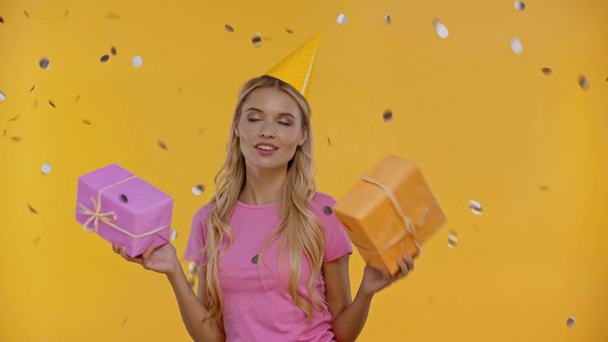 femme souriante dansant avec des cadeaux isolés en jaune
 - Séquence, vidéo