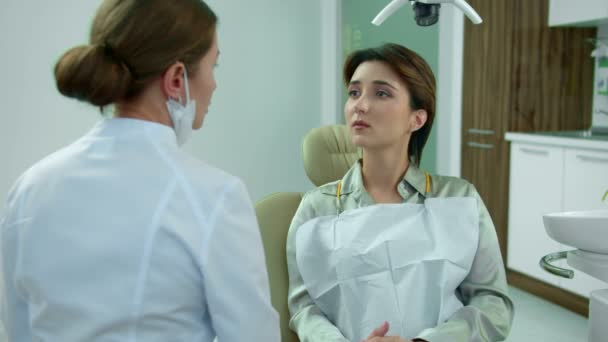 Girl asks her dentist for a recommendation  - Materiał filmowy, wideo