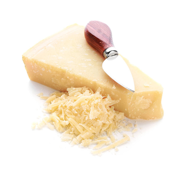 Смачний пармезанський сир з ножем на білому тлі
 - Фото, зображення