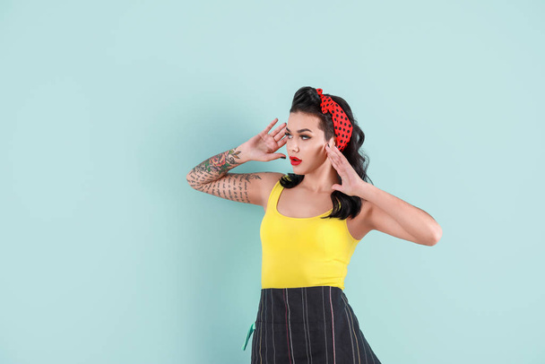 Portré gyönyörű tetovált pin-up nő színes háttér - Fotó, kép