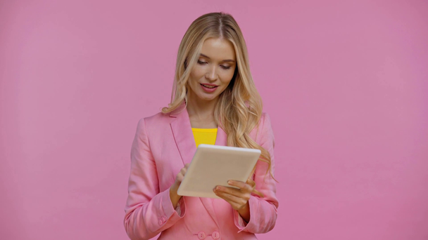 nő használ digitális tabletta izolált rózsaszín - Felvétel, videó