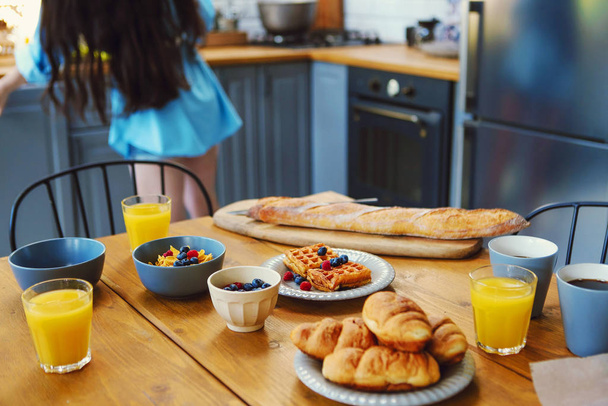 Молодая брюнетка готовит здоровый завтрак
 - Фото, изображение