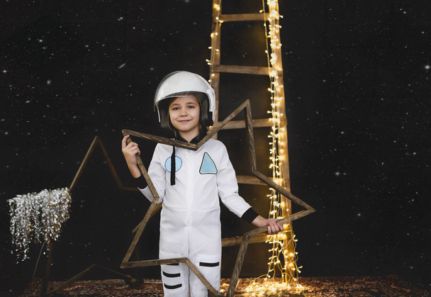 Астронавт футуристична дівчинка з білою повною формою і
 - Фото, зображення
