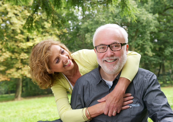 portre dışarıda gülümseyen çekici bir yaşlı çift - Fotoğraf, Görsel