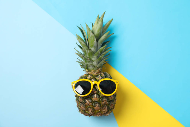 Ananas w okularach przeciwsłonecznych na trzy ton tła, miejsce na te - Zdjęcie, obraz