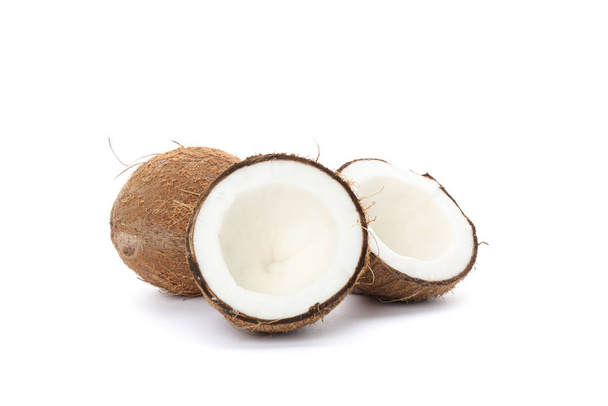 Kokosnuss und zwei Hälften isoliert auf weißem Hintergrund. Exotische Früchte - Foto, Bild