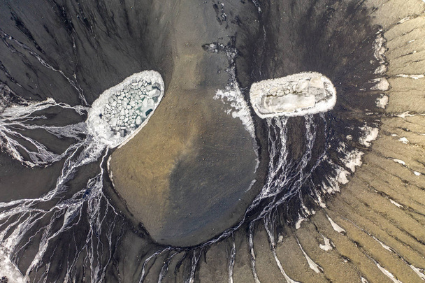 Luftaufnahme des Kraters des Vulkans hverfjall. Island im zeitigen Frühling. - Foto, Bild