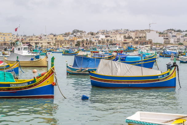 Ένα λιμάνι των αλιευτικών σκαφών σε όμορφα χρώματα στο γραφικό νησί της Μάλτας. - Φωτογραφία, εικόνα