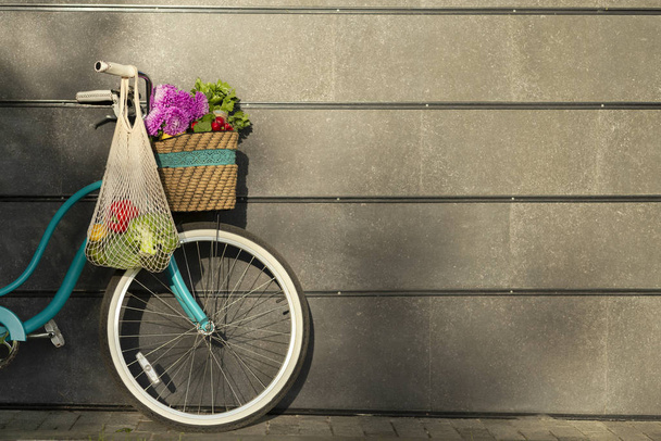 Retro fiets met groenten en fruit over betonnen wal - Foto, afbeelding