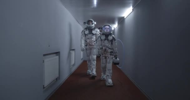 Astronautas caminando por un pasillo
 - Imágenes, Vídeo