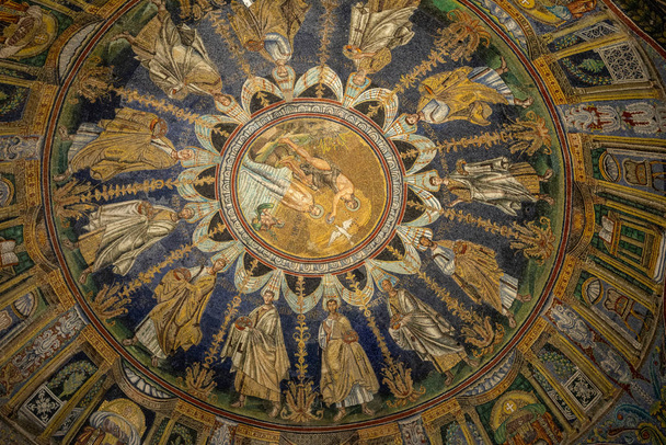 Равенна, Італія - 11 вересня 2019: Мозаїка стелі в баптистерії Неон в Равенні. Італія - Фото, зображення