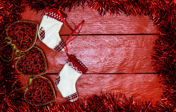 Composition de Noël sur panneau de bois rouge avec guirlande de Noël
 - Photo, image