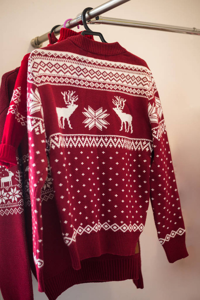 Karácsonyi pulóverek, piros Burgundia hópelyhekkel szarvasdísz lóg - Fotó, kép