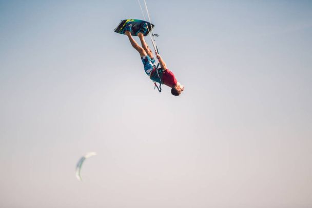 Professionele kiter maakt de moeilijke truc op een mooie rug - Foto, afbeelding