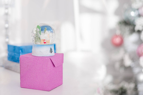 sorpresa, regalo, palla di neve, scatola regalo sfondo di Natale in colori vivaci. Decorazione natalizia, cupola di neve, globo con decorazione della tavola
 - Foto, immagini