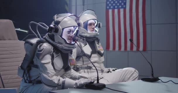 Astronauten in gesprek tijdens persconferentie voorafgaand aan de vlucht - Video