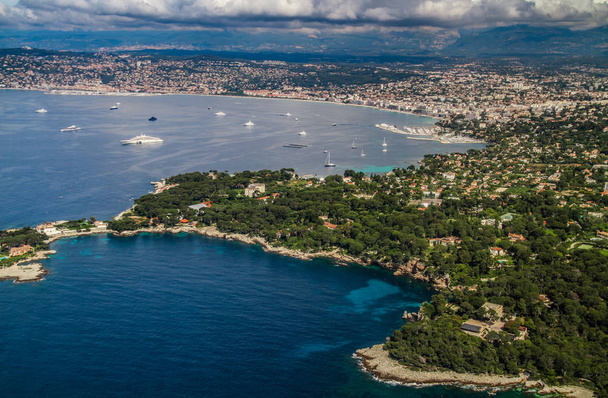 Cote d 'Azur, Ranskan Riviera antenninäköalasta. Monte Carlossa, Monacossa, Cannesissa, Nizzassa. Provence ja suosittu kohde matkustaa Euroopassa. Välimeren lomakeskus. Provence-Alpes-Cote d 'Azur, Ranska
.  - Valokuva, kuva