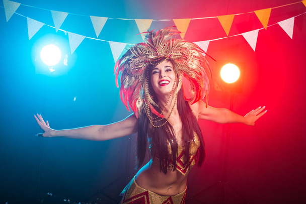 Καρναβάλι, χορεύτρια και γιορτή ιδέα-πορτραίτο ενός σέξι θηλυκό σε ένα πολύχρωμο πολυτελές κοστούμι φτερό καρναβάλι. Νυχτερινή ζωή της γυναίκας χορεύτρια - Φωτογραφία, εικόνα