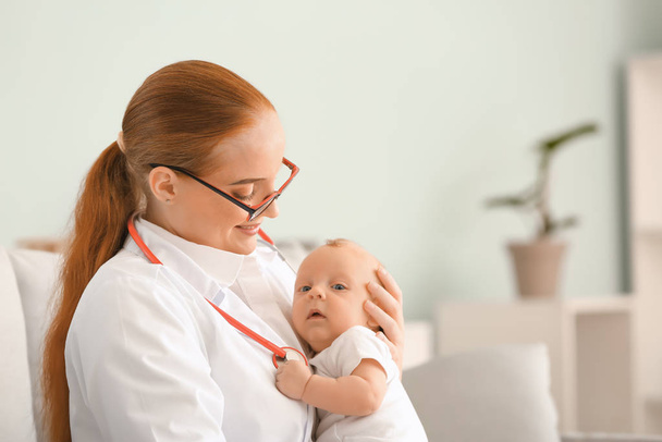 Pediatra com bebê bonito na clínica
 - Foto, Imagem