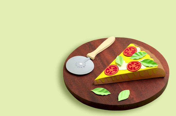 Pezzo di carta pizza Margherita e coltello pizza
  - Foto, immagini
