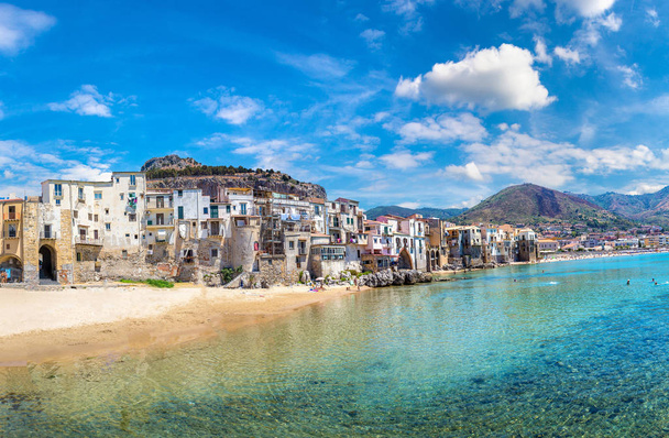 Piaszczysta plaża w Cefalù na Sycylii - Zdjęcie, obraz